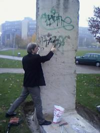 R?diger Sagel zerschl?gt Berliner Mauer